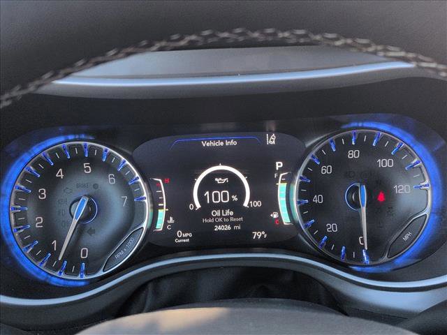 Used 2025 Chrysler Pacifica Select image 11