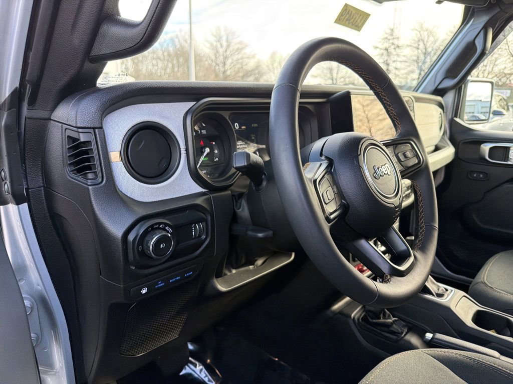 Used 2024 Jeep Wrangler Unlimited AWD/4WD image 21