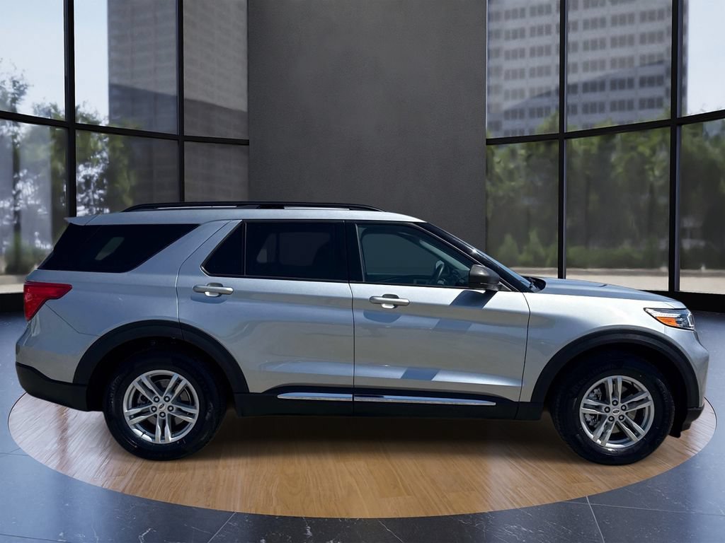 Used 2023 Ford Explorer XLT w/ Equipment Group 202A RWD image 2