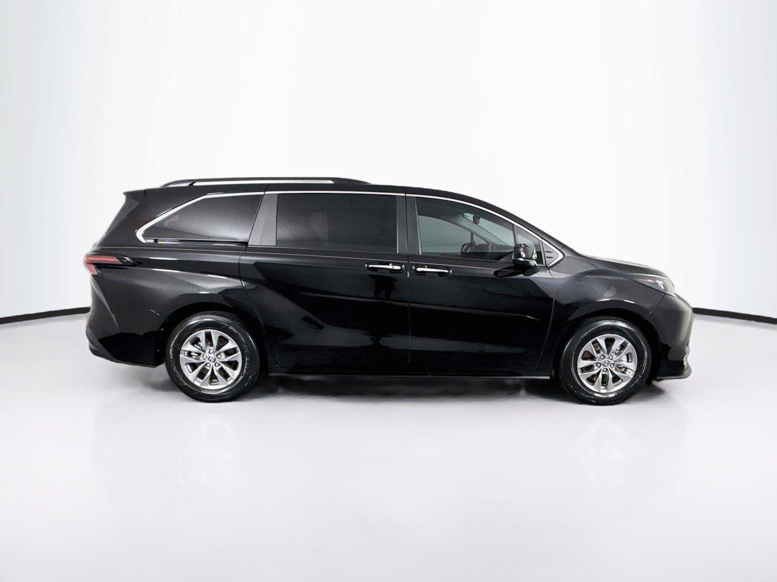Certified 2024 Toyota Sienna XLE FWD image 10