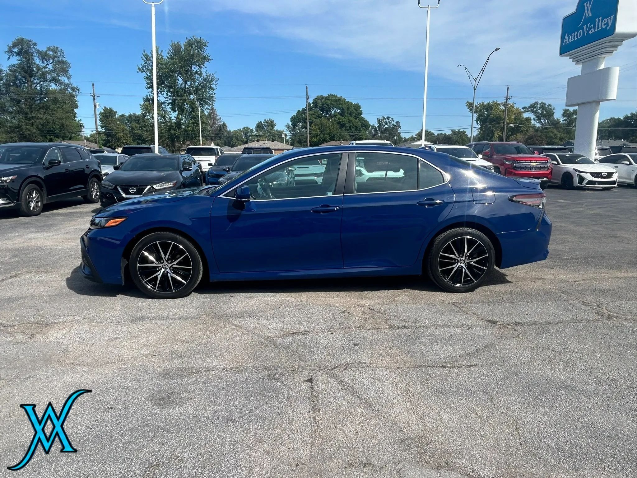 Used 2023 Toyota Camry SE w/ Cold Weather Package FWD image 4