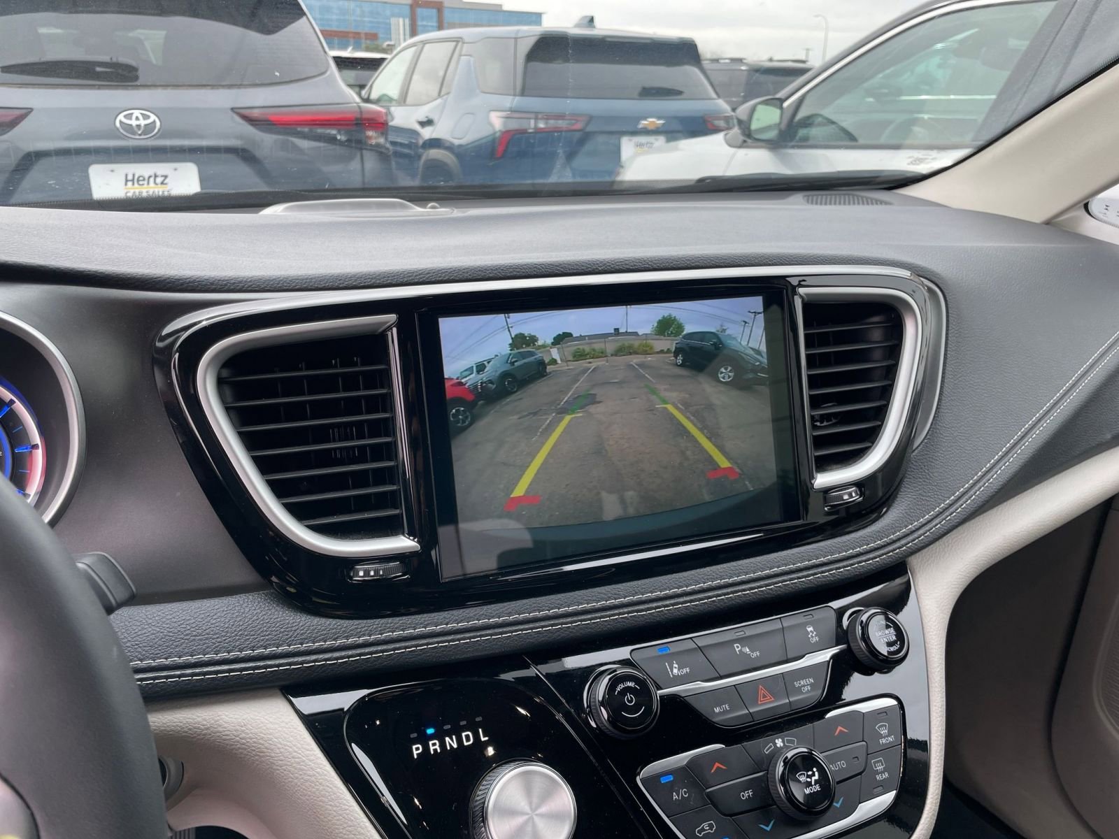 Used 2023 Chrysler Pacifica Touring-L image 25