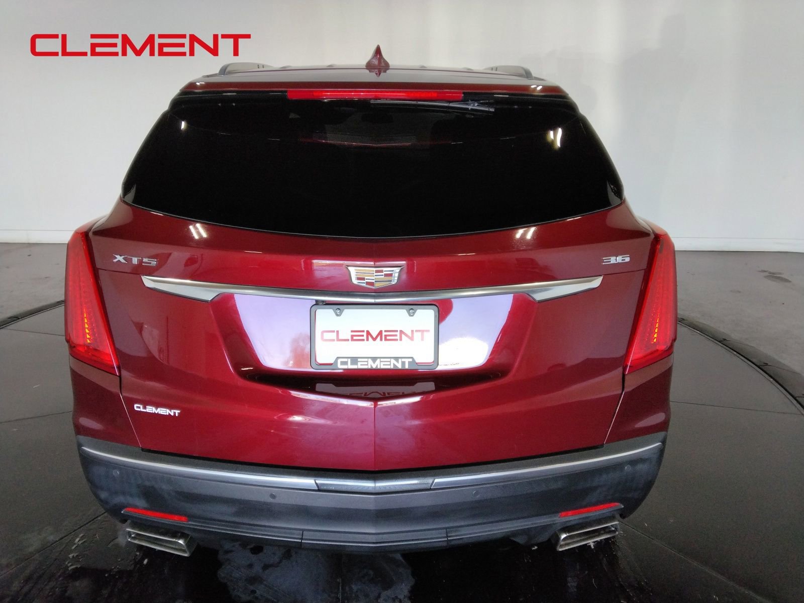 Used 2018 Cadillac XT5 Luxury w/ Driver Awareness Package image 7