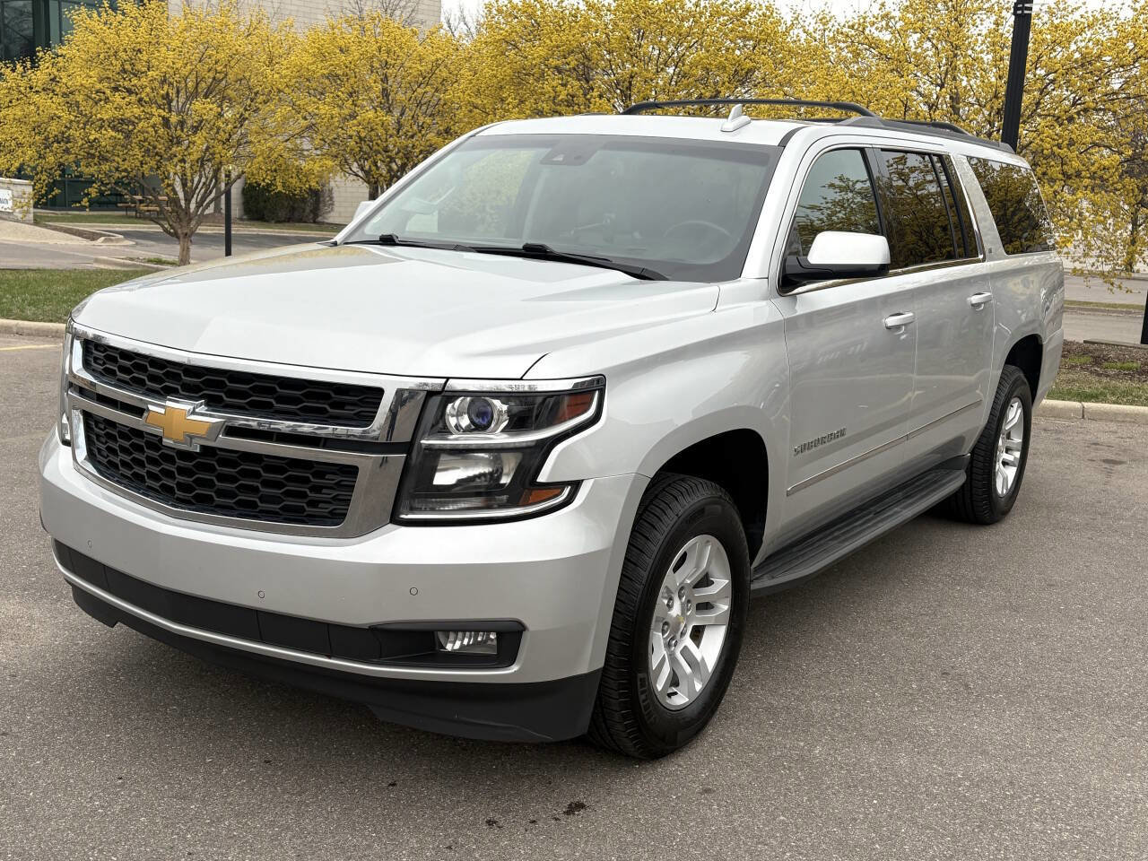 Used 2016 Chevrolet Suburban LT image 3