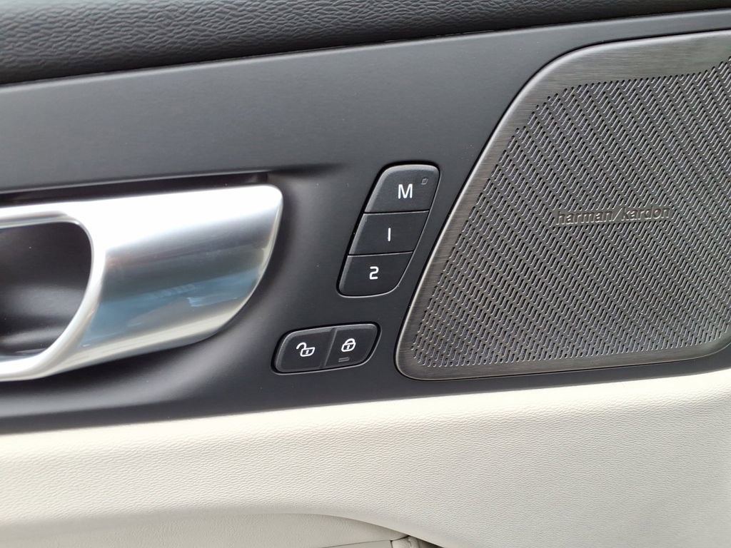 New 2026 Volvo XC60 B5 Ultra w/ Protection Package Premier image 12