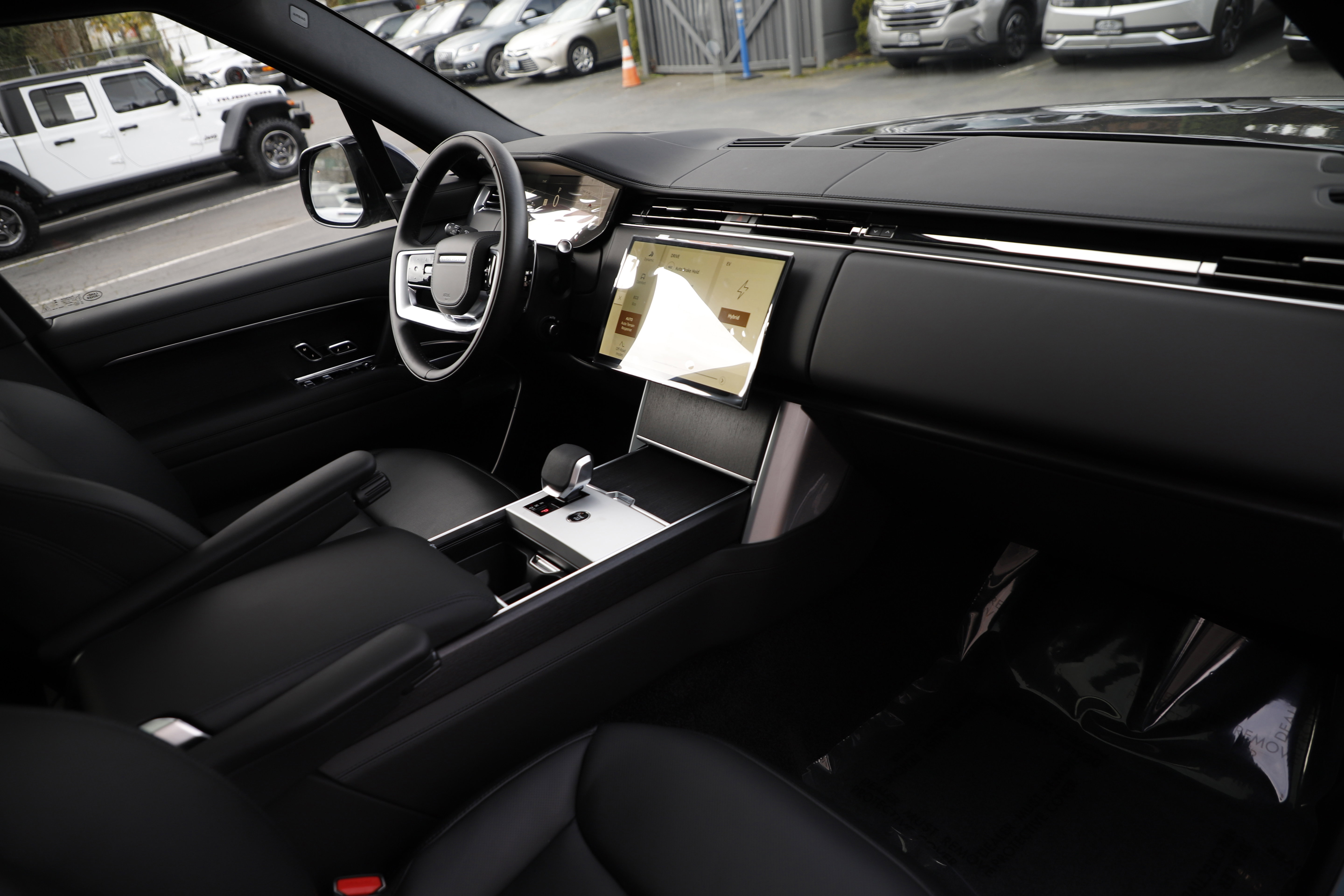 New 2026 Land Rover Range Rover SE image 13