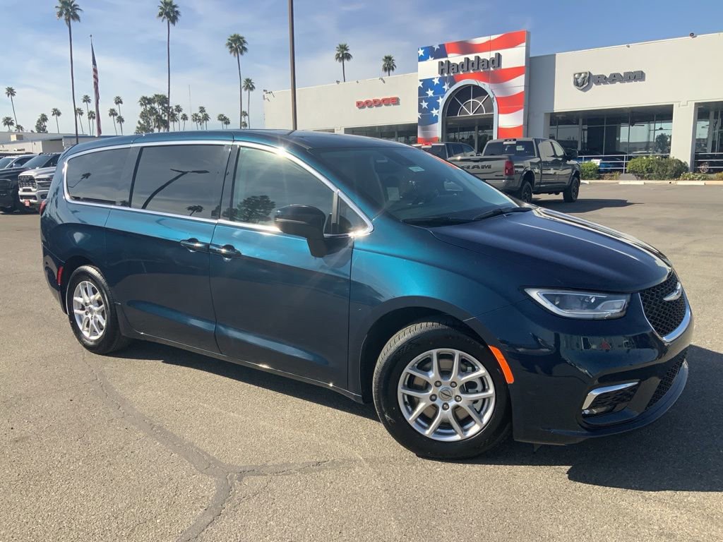 Certified 2023 Chrysler Pacifica Touring-L image 1