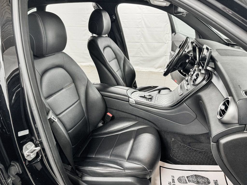 Used 2018 Mercedes-Benz GLC 300 4MATIC w/ Premium Package image 12