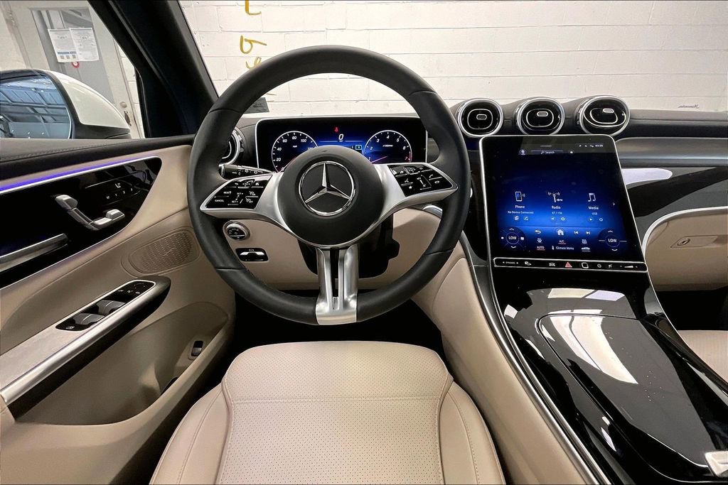 Used 2024 Mercedes-Benz GLC 300 4MATIC image 4