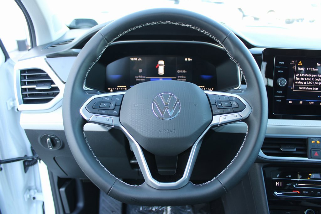 Certified 2025 Volkswagen Taos SE image 10