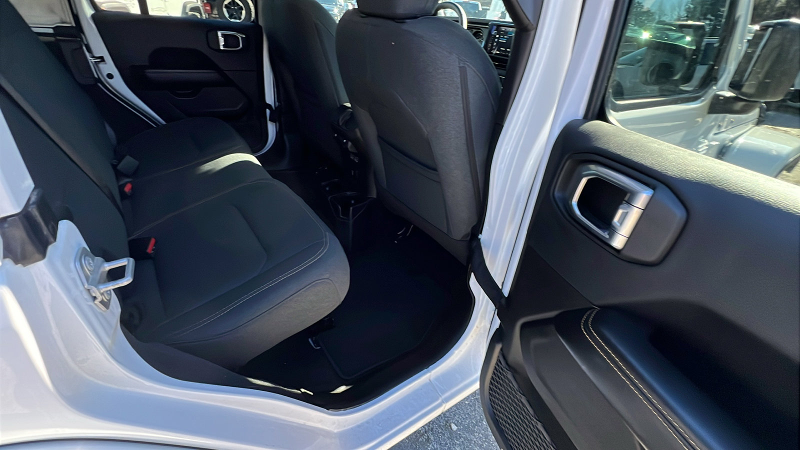 Used 2025 Jeep Wrangler Sahara image 21