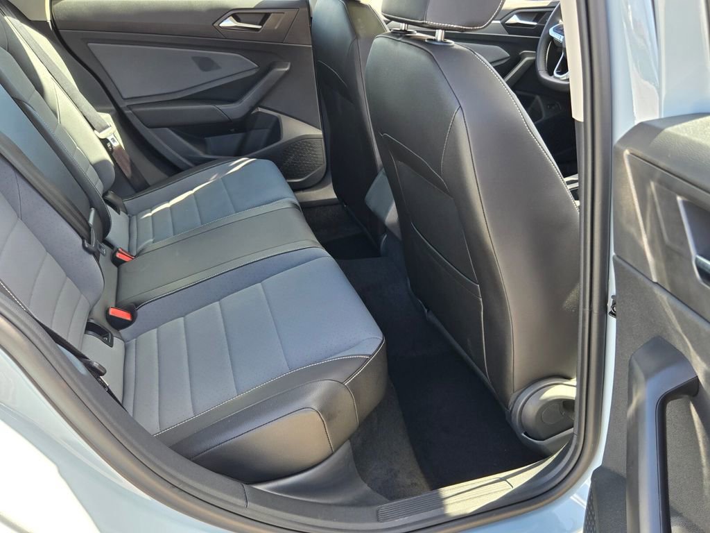 Certified 2025 Volkswagen Jetta SE w/ Sunroof Package image 15