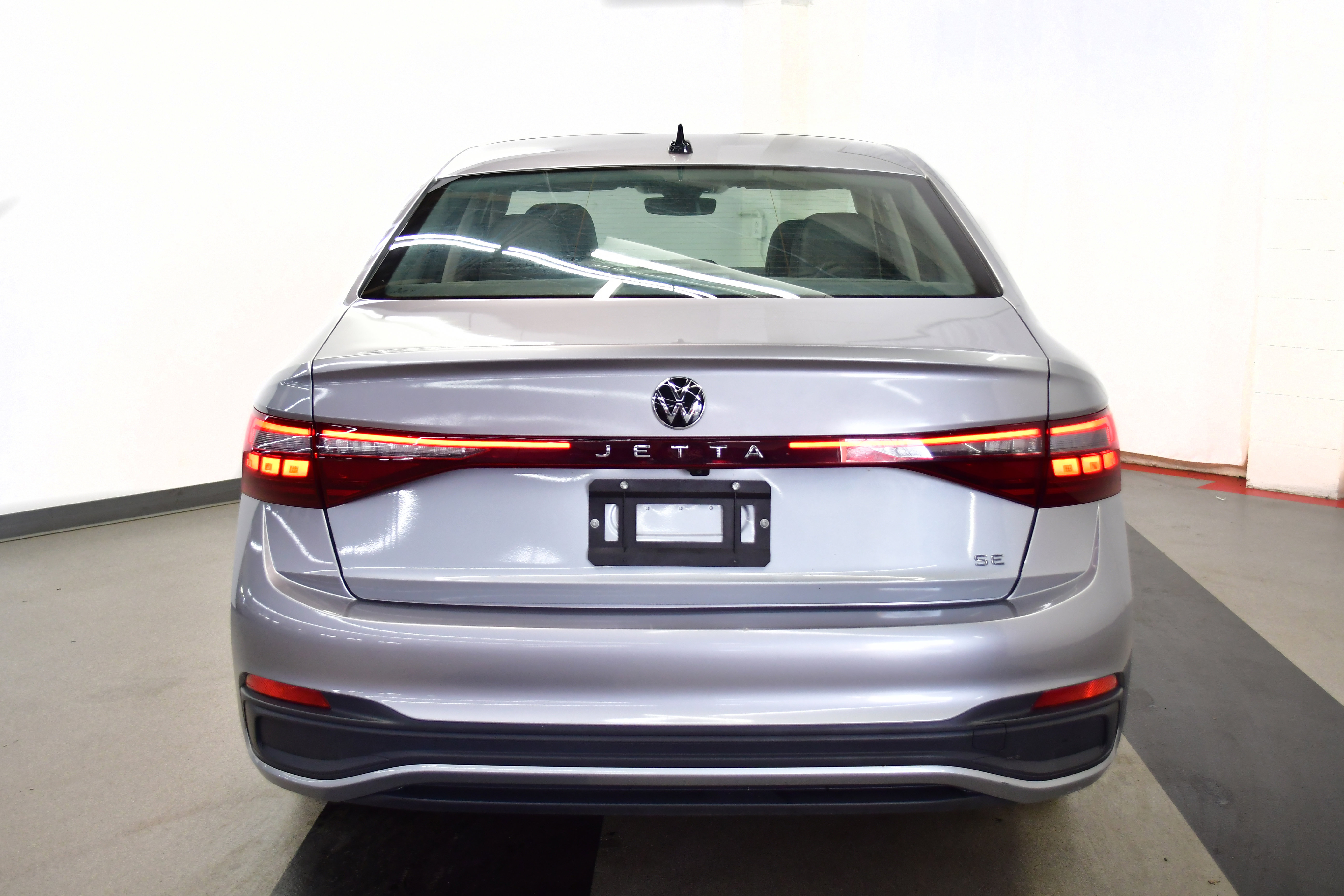 Used 2025 Volkswagen Jetta SE FWD image 3