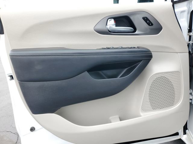 Used 2024 Chrysler Pacifica Touring-L FWD image 26