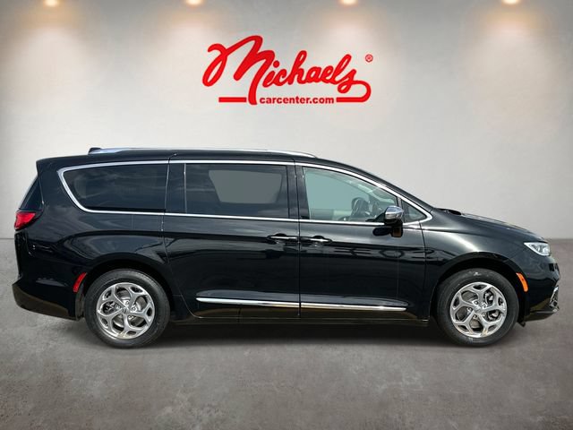 Used 2021 Chrysler Pacifica Limited AWD/4WD image 2