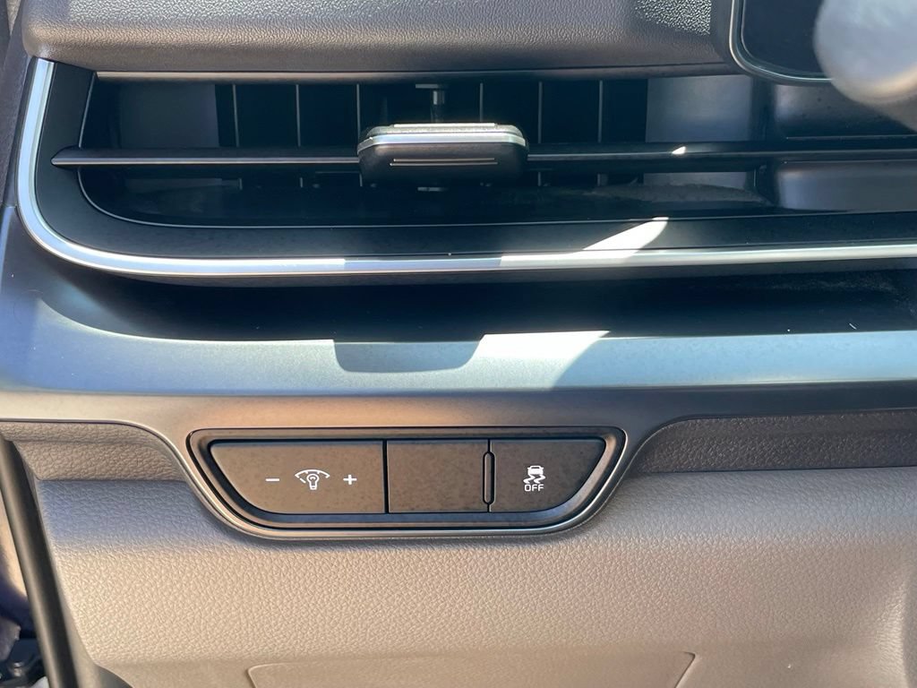 Certified 2025 Kia Carnival FWD image 12