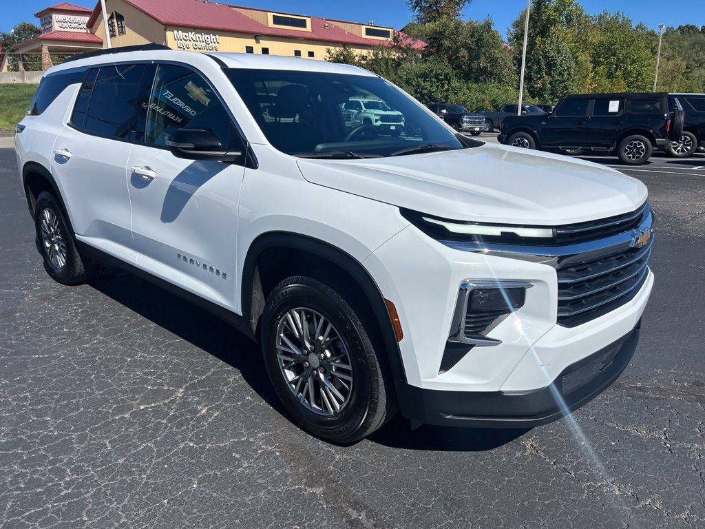 Used 2025 Chevrolet Traverse LT FWD image 3