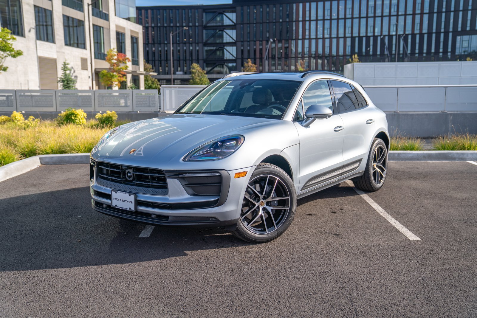 Certified 2026 Porsche Macan AWD/4WD image 1