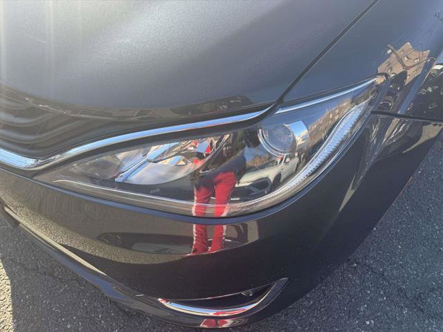Used 2019 Chrysler Pacifica Touring-L image 6