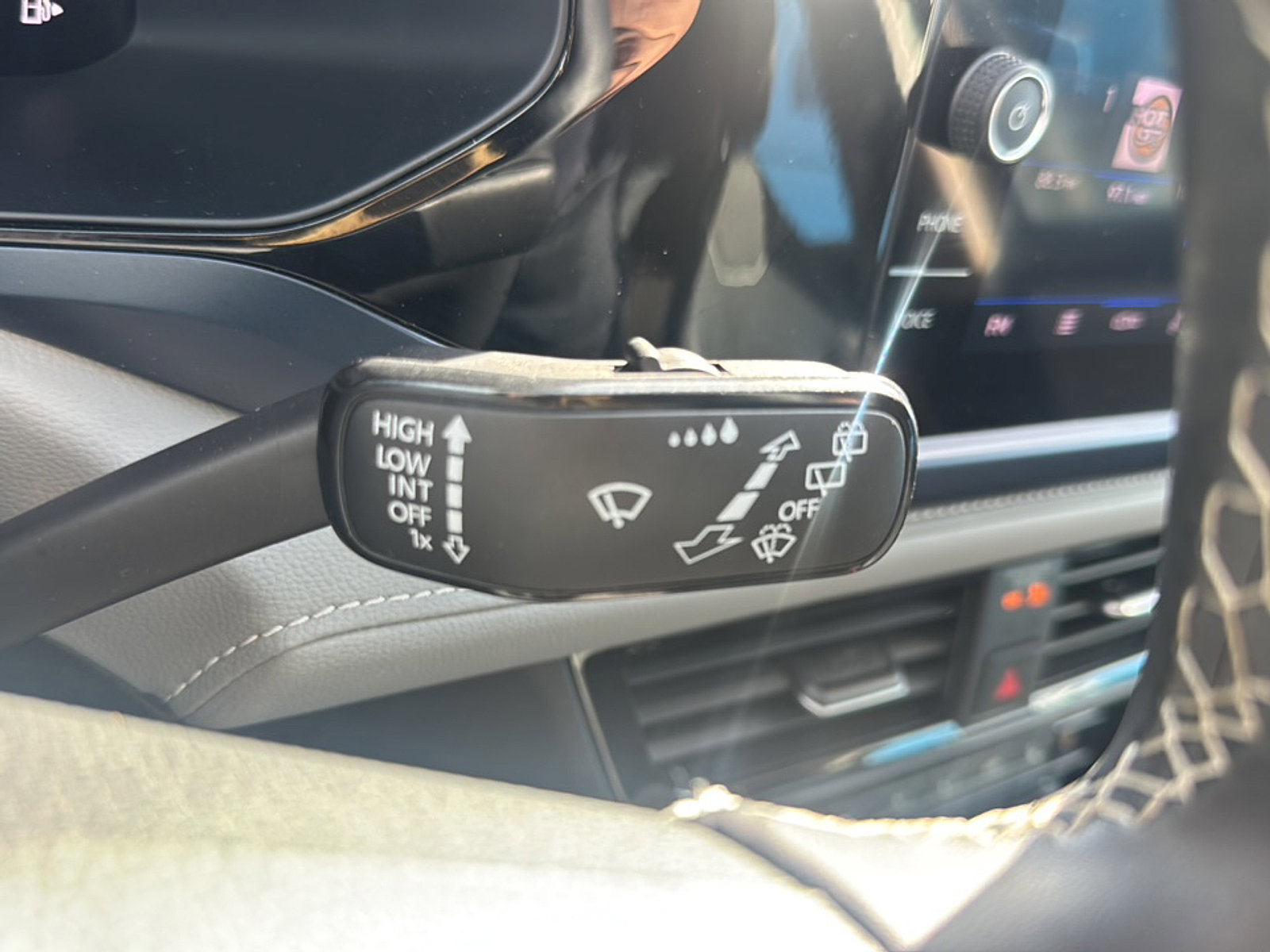 Used 2024 Volkswagen Taos SE image 33