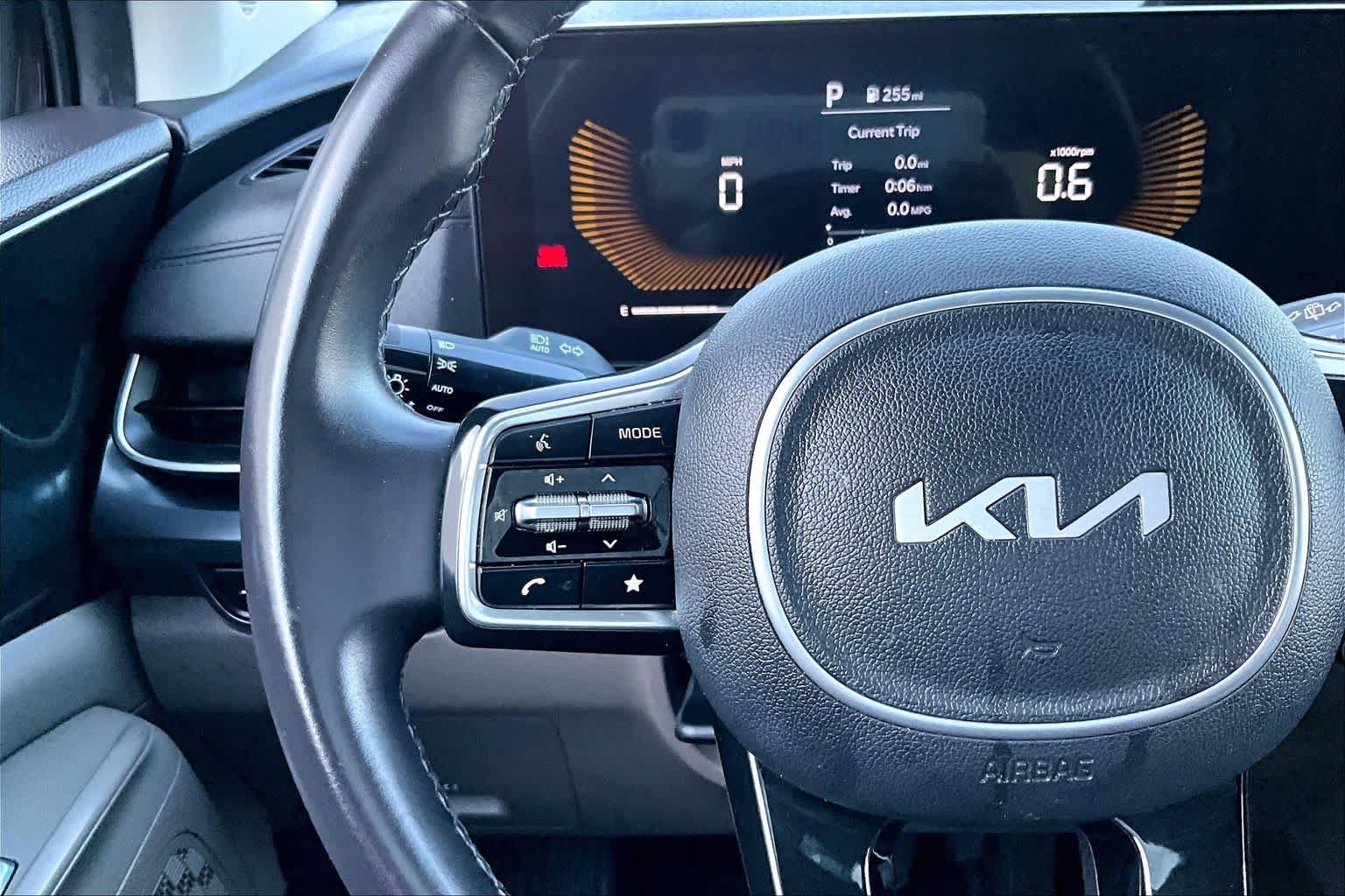 Used 2025 Kia Carnival FWD image 23