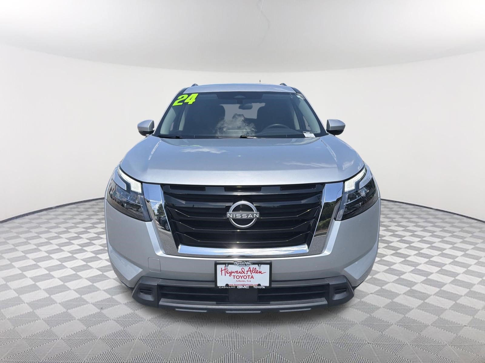 Used 2024 Nissan Pathfinder SV AWD/4WD image 2