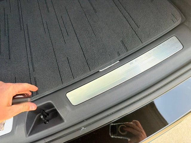 Certified 2025 Cadillac Escalade IQ Luxury 2 w/ LPO, Premium Carpet Package AWD/4WD image 33