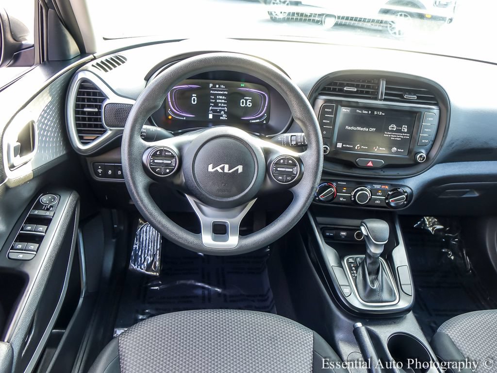 Used 2025 Kia Soul LX w/ LX Technology Package FWD image 11