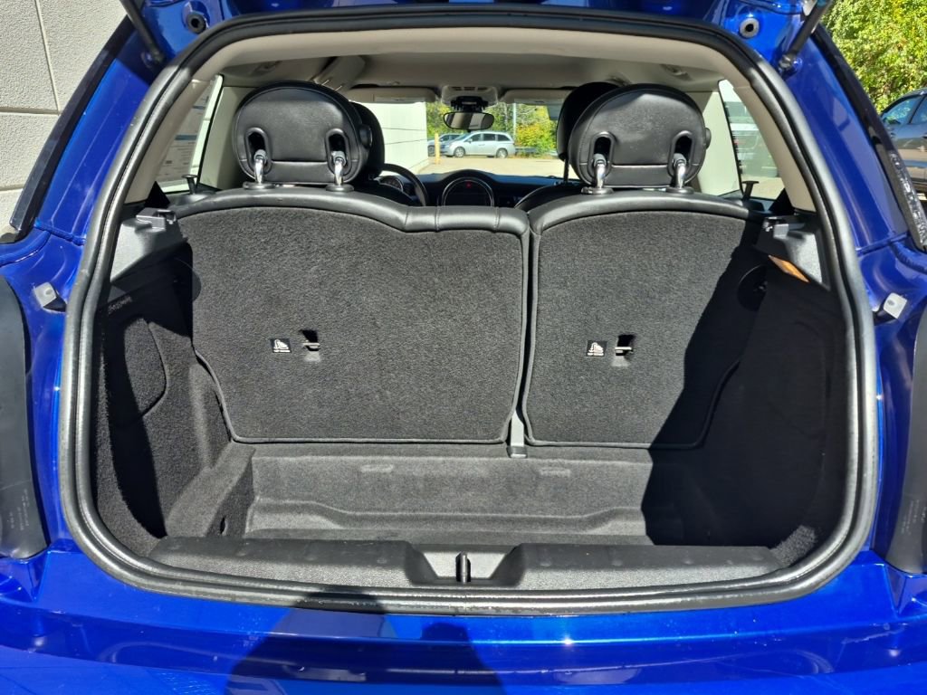 Used 2019 MINI Cooper 2-Door Hardtop w/ Signature Upholstery Package image 10