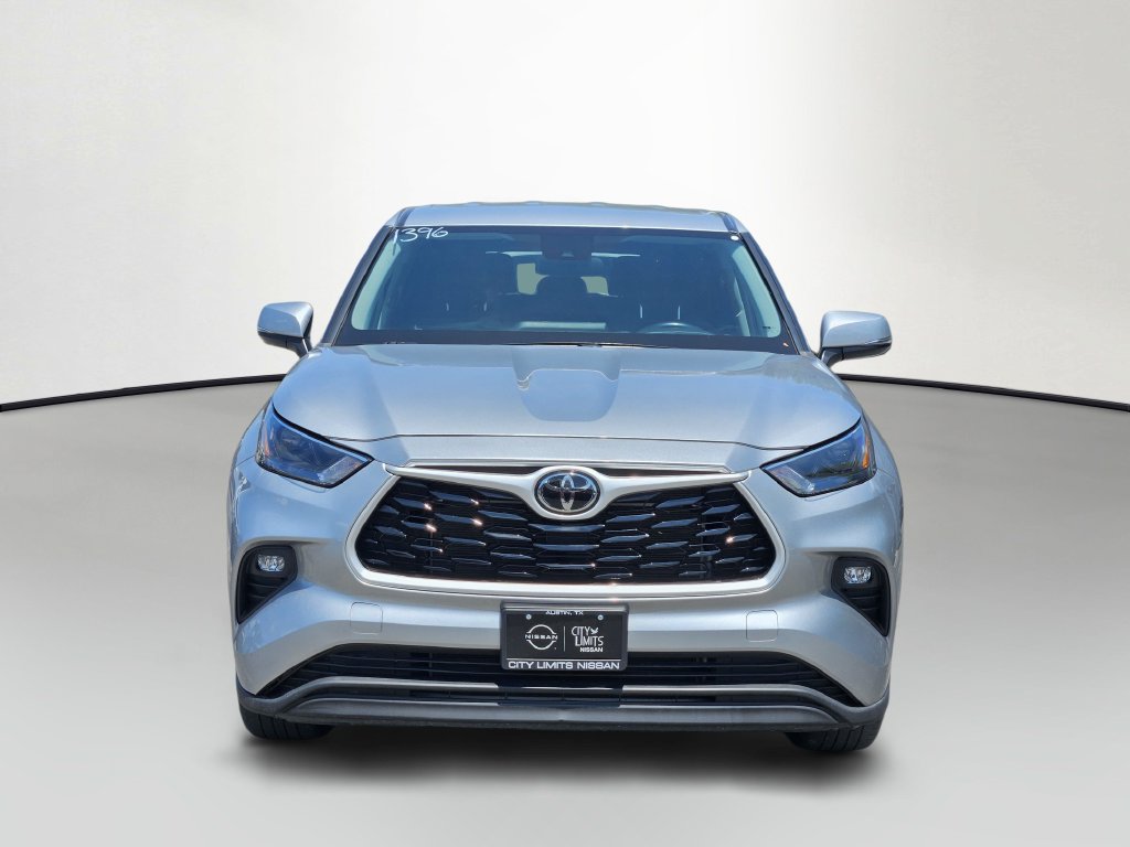Used 2023 Toyota Highlander LE FWD image 2