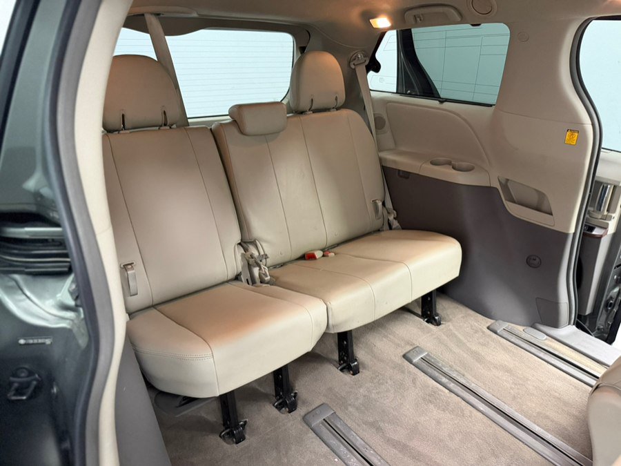 Used 2011 Toyota Sienna XLE w/ Premium Pkg AWD/4WD image 44