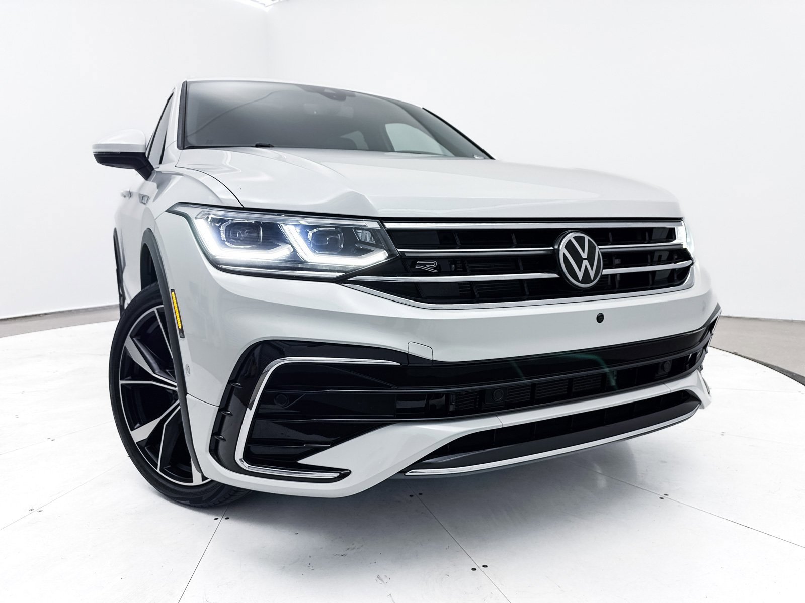 Used 2022 Volkswagen Tiguan SEL R-Line image 8