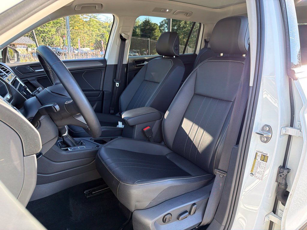 Used 2023 Volkswagen Tiguan SE w/ Panoramic Sunroof Package FWD image 18