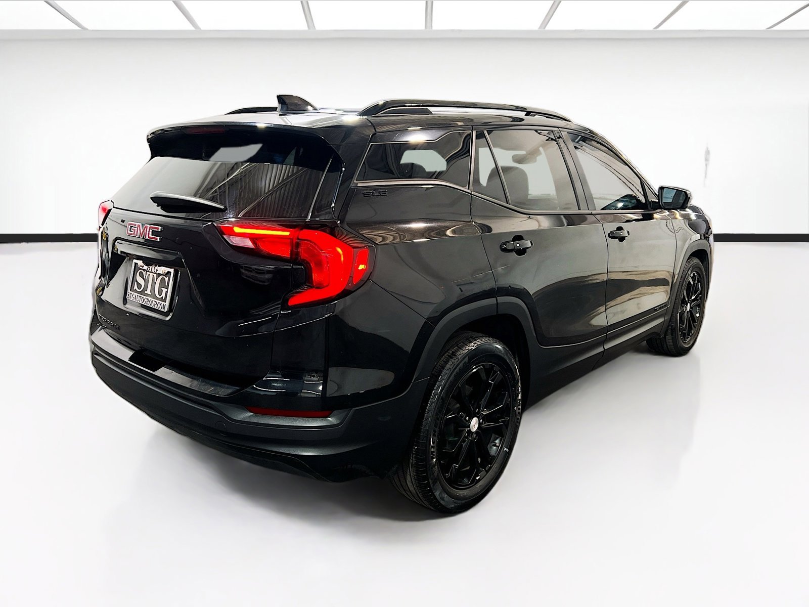 Used 2019 GMC Terrain SLE w/ Driver Convenience Package FWD image 4