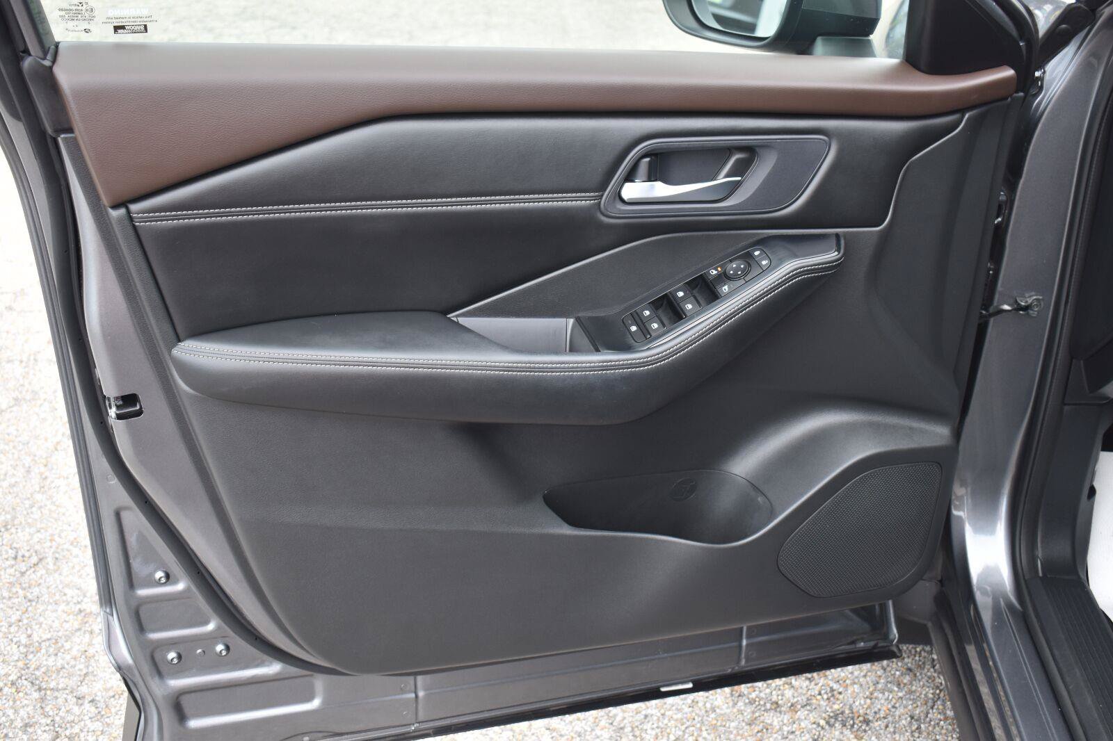Used 2023 Nissan Rogue SV w/ SV Premium B Package FWD image 19