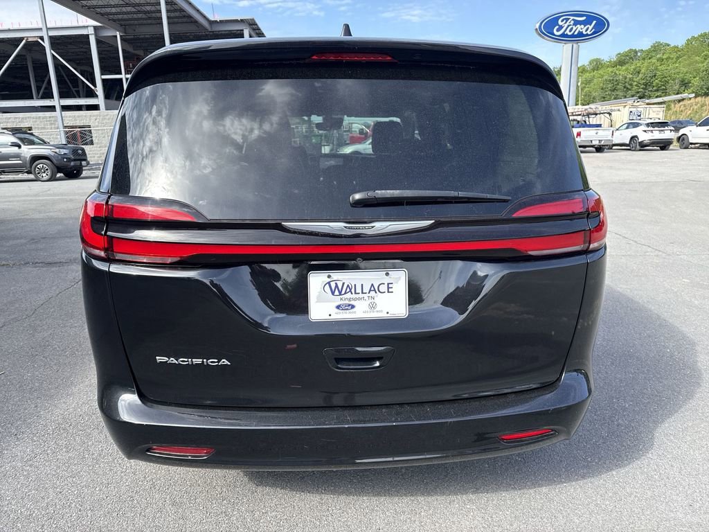 Used 2022 Chrysler Pacifica Touring-L FWD image 5