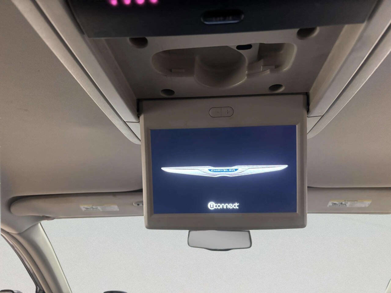 Used 2015 Chrysler Town & Country Touring-L w/ Driver Convenience Group image 19