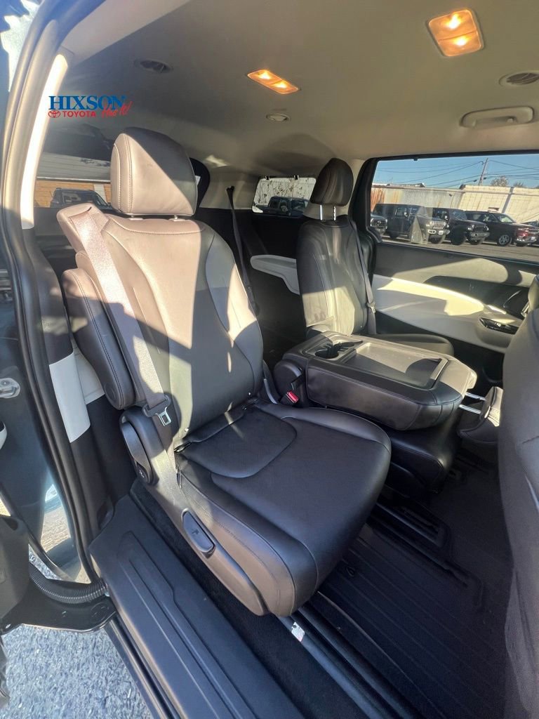 Used 2024 Kia Carnival EX image 9