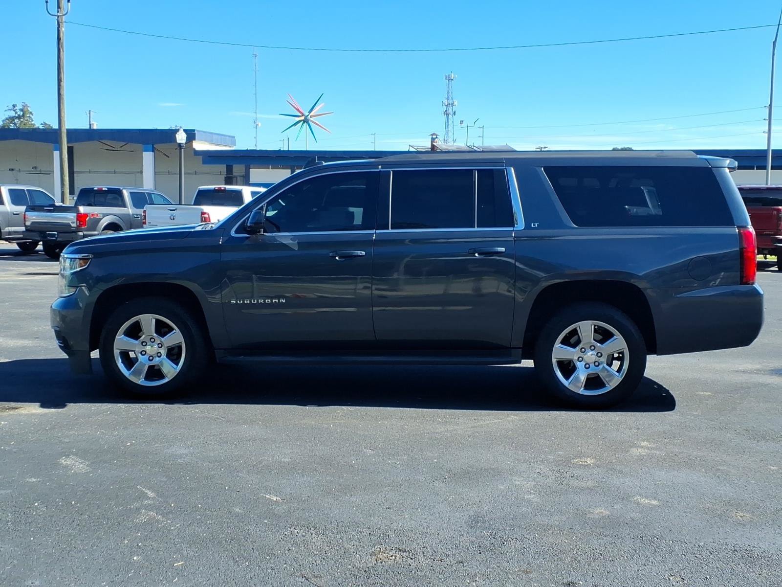 Used 2019 Chevrolet Suburban LT RWD image 2