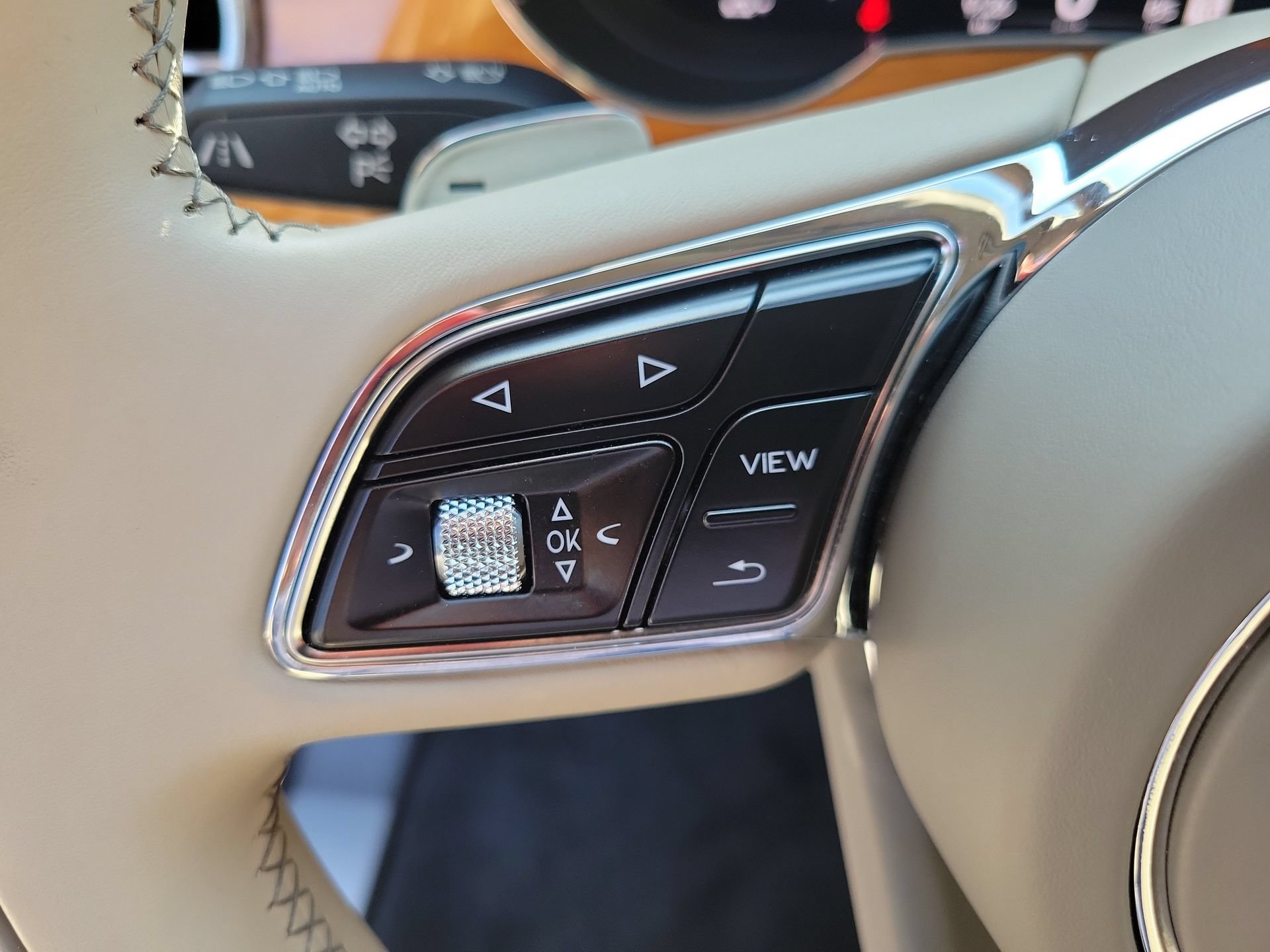 Certified 2023 Bentley Bentayga Plug-In Hybrid AWD/4WD image 35