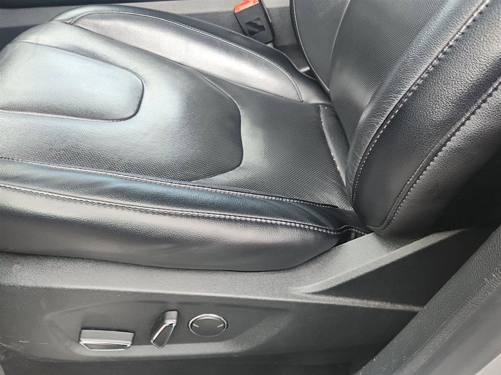 Used 2019 Ford Edge Titanium w/ Equipment Group 301A AWD/4WD image 14