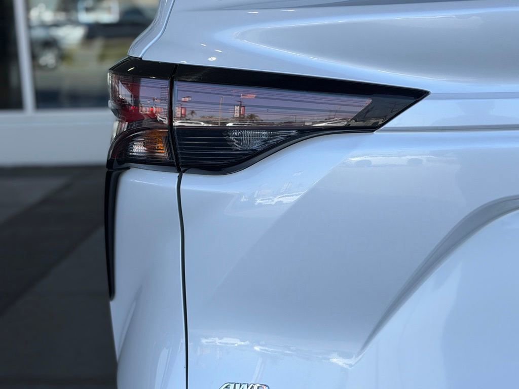 Certified 2023 Toyota Sienna XLE AWD/4WD image 10