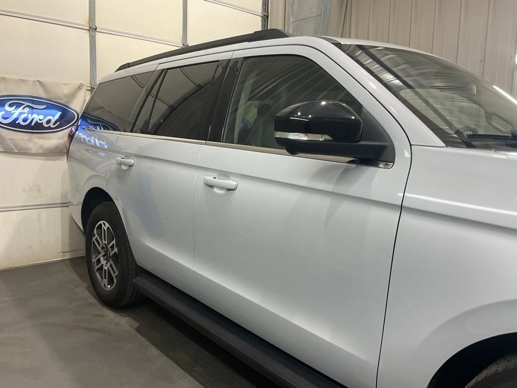 Used 2025 Ford Expedition Active RWD image 4