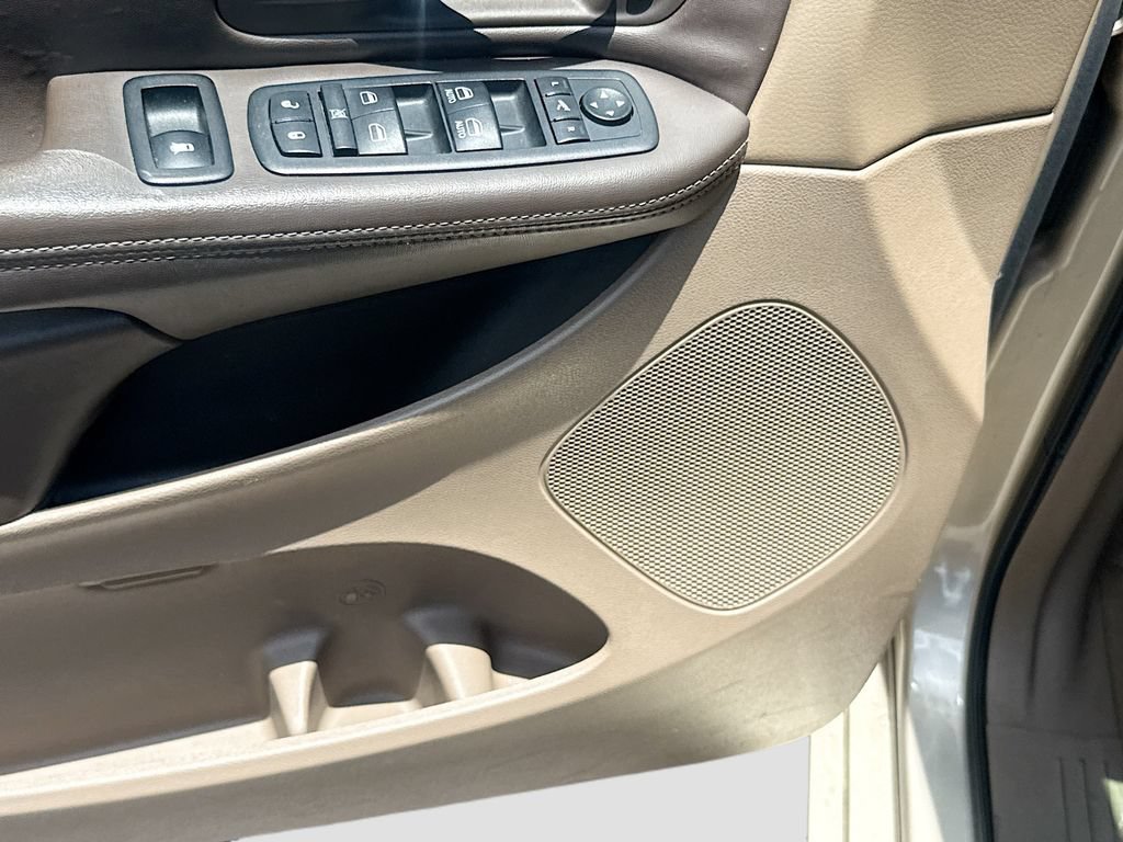Used 2013 Chrysler Town & Country Limited w/ Luxury Group FWD image 20