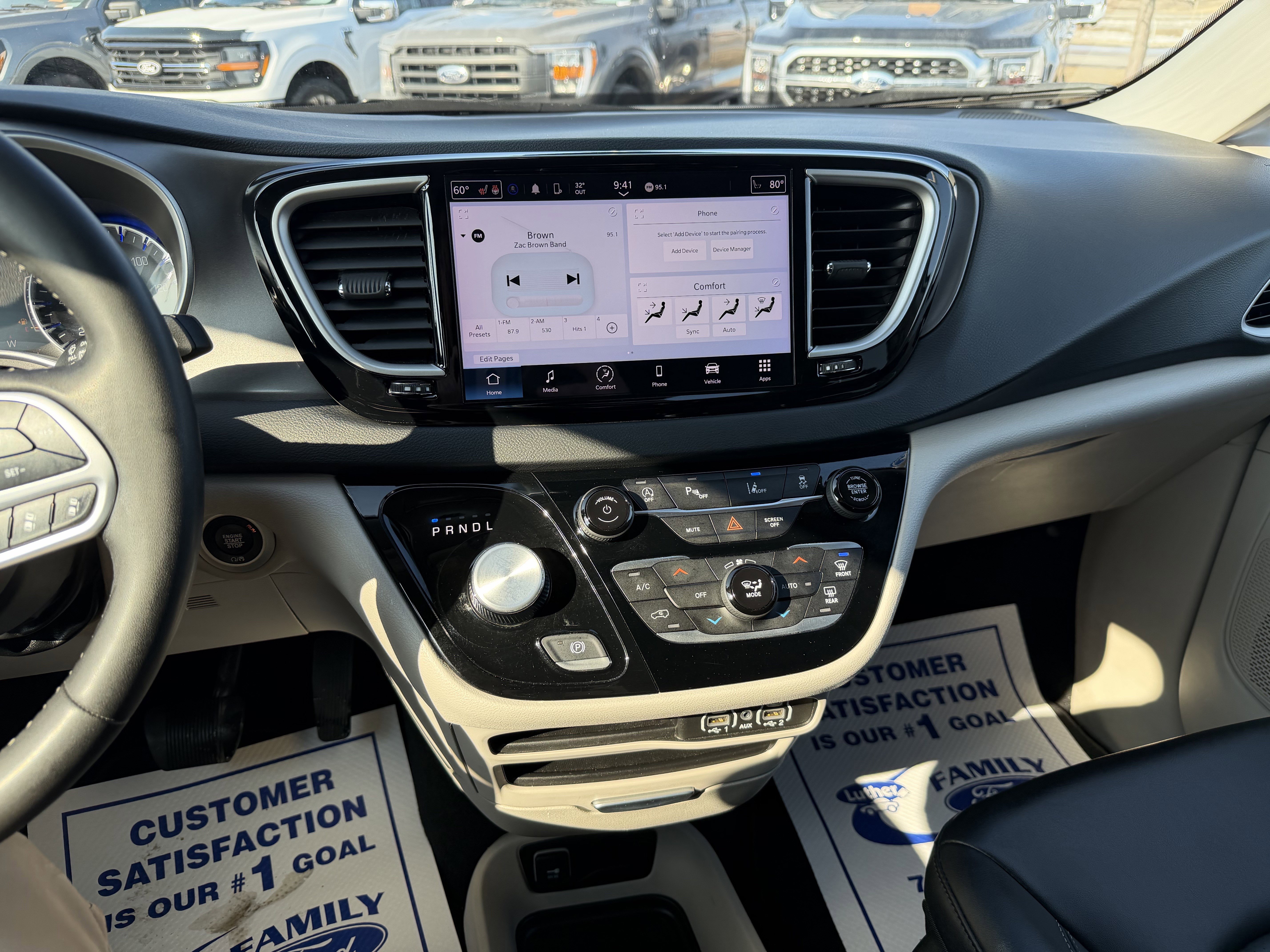 Used 2024 Chrysler Pacifica Touring-L image 10