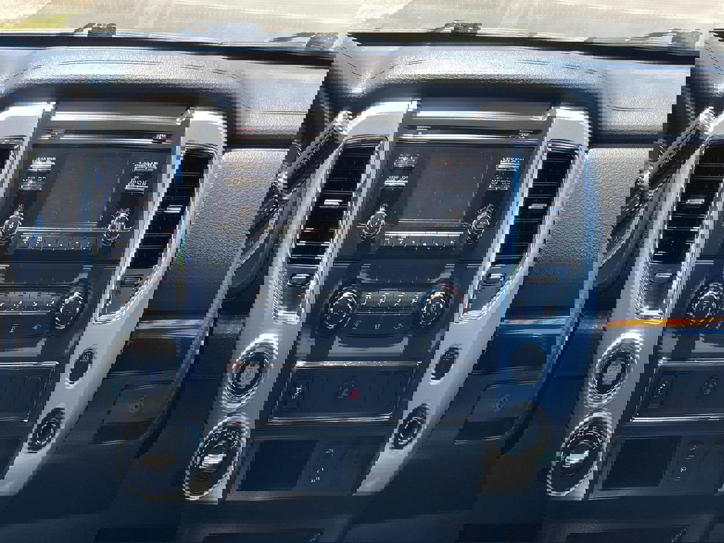 Used 2018 Nissan Titan SV image 22