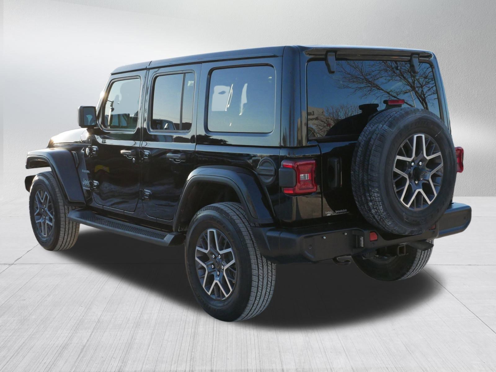Used 2024 Jeep Wrangler Sahara w/ Technology Group image 5