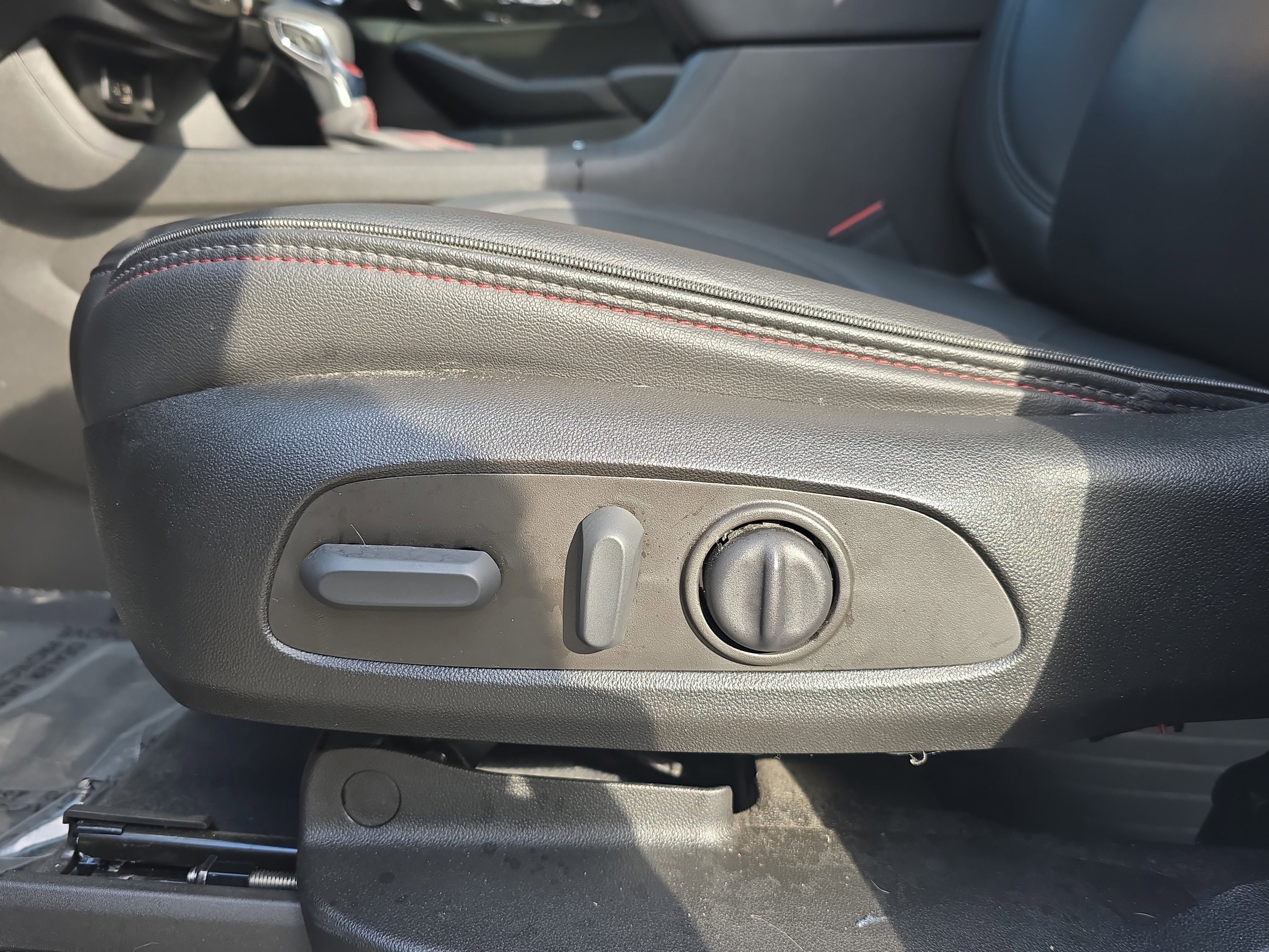 Used 2023 Chevrolet Traverse RS image 28