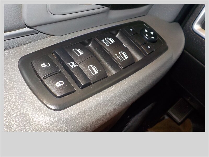 Used 2015 RAM 3500 SLT AWD/4WD image 13