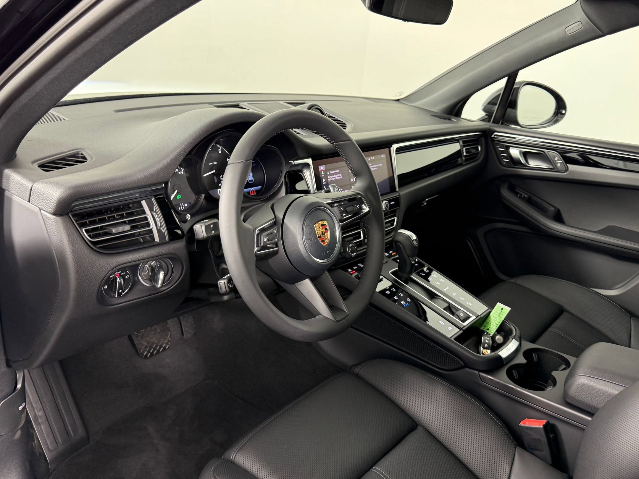 Certified 2026 Porsche Macan AWD/4WD image 4